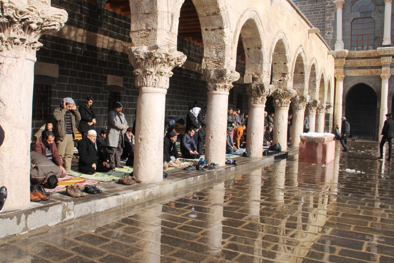 Diyarbakır Ulu Camii soğuk havaya rağmen doldu taştı